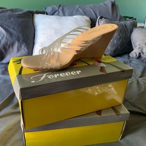 NEW Nude & clear wedges